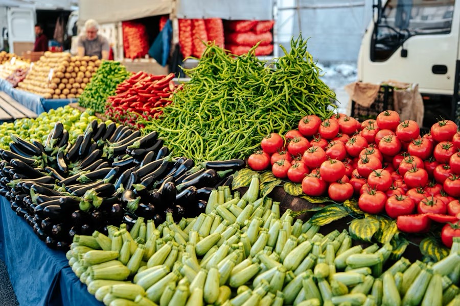 Fruit Market in Northern Italy - The Hallz Travel